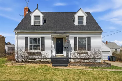 132 38th St NE, Cedar Rapids, IA 52402