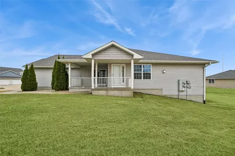 953 Acacia Dr NE, Cedar Rapids, IA 52402