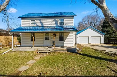 708 3rd St SE, Independence, IA 50644