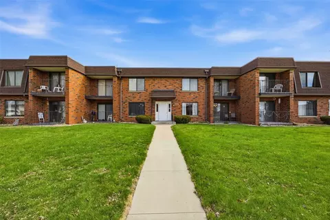5716 Golden Ct NE #52, Cedar Rapids, IA 52402