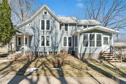 419 3rd St NW, Mount Vernon, IA 52314