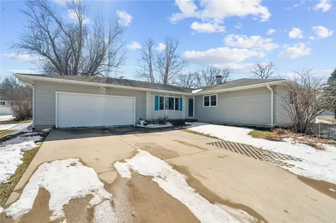 1203 E 3rd St, Anamosa, IA 52205