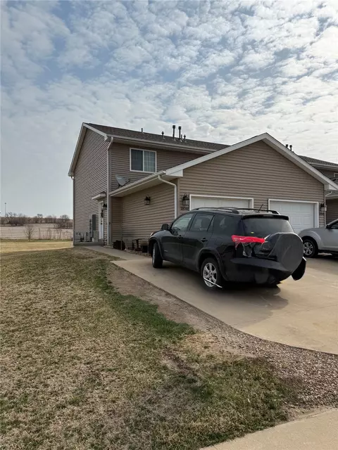 1856 Wrigley St, Ely, IA 52227