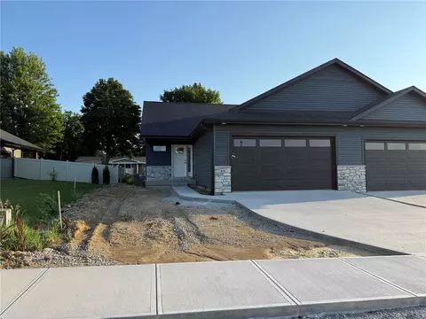 831 Prairie View Dr, West Branch, IA 52358