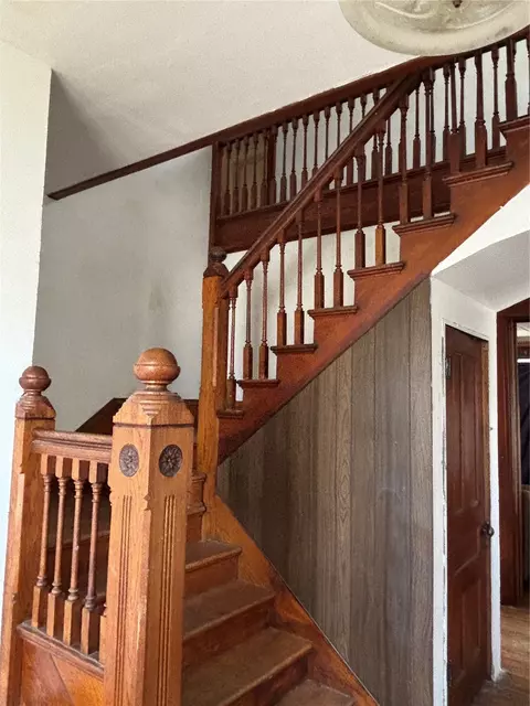 Entry Way - 212 E 9th St, Vinton, IA 52349 photo 1 of 3