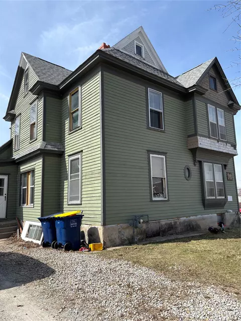 212 E 9th St, Vinton, IA 52349