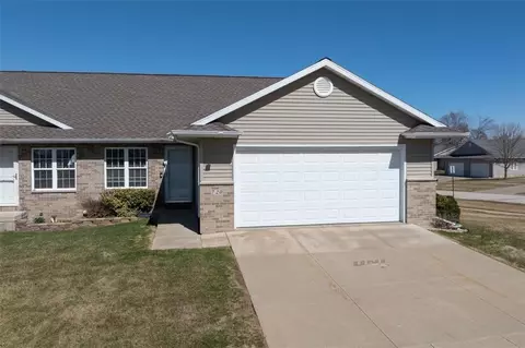 720 Hillview Dr, Fairfax, IA 52228