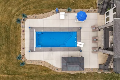 Exterior - 7505 Blairs Ferry Rd, Cedar Rapids, IA 52411 photo 5 of 7