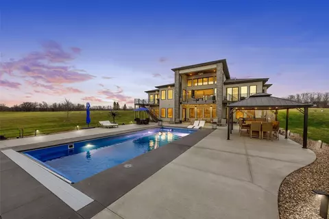 Exterior - 7505 Blairs Ferry Rd, Cedar Rapids, IA 52411 photo 6 of 7