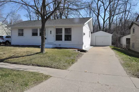 1208 38th St SE, Cedar Rapids, IA 52403