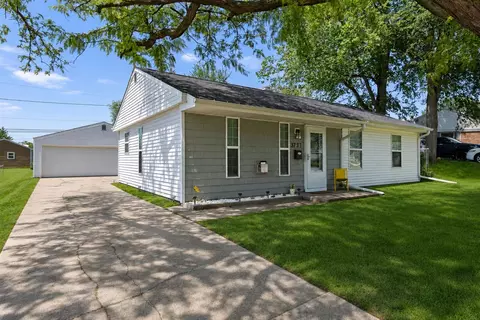 3737 Oakland Rd NE, Cedar Rapids, IA 52402