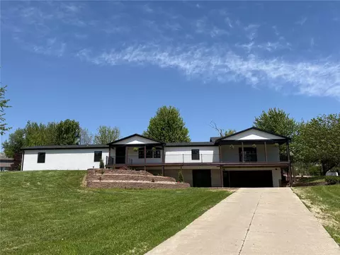 714 Regal Ridge Ct, Lisbon, IA 52253