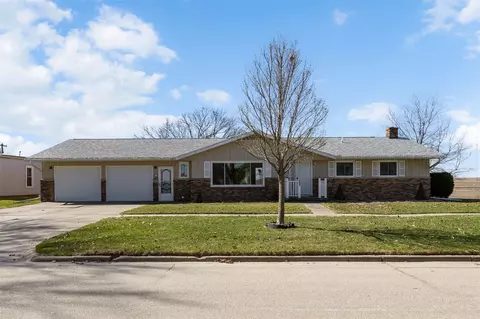 409 W 1st St, Mechanicsville, IA 52306