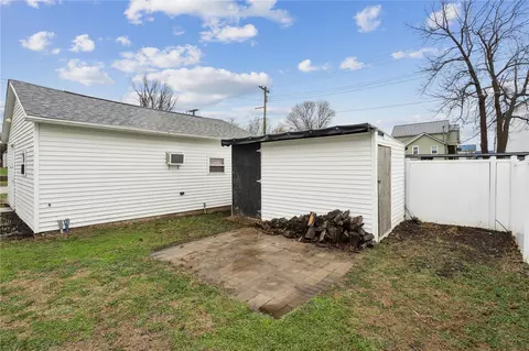 Exterior - 516 E 4th St, Vinton, IA 52349 photo 5 of 10
