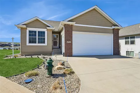 6935 Waterview Dr SW, Cedar Rapids, IA 52404