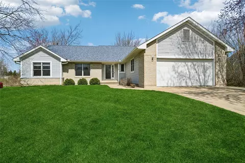 2060 Litchfield Dr, Hiawatha, IA 52233