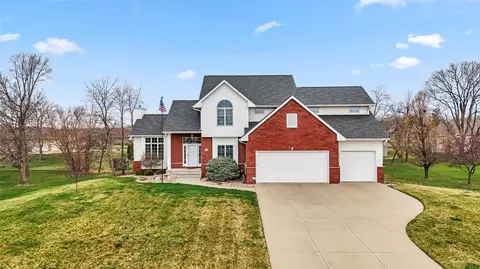 545 Evergreen Ln, Robins, IA 52328