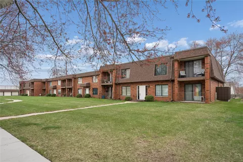 5703 Golden Ct NE #42, Cedar Rapids, IA 52402