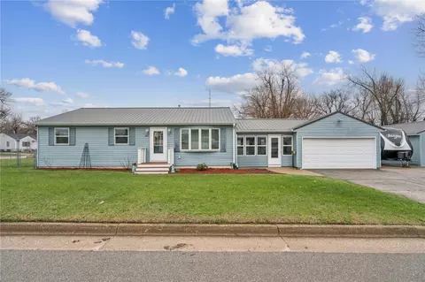301 Marion St, Hiawatha, IA 52233