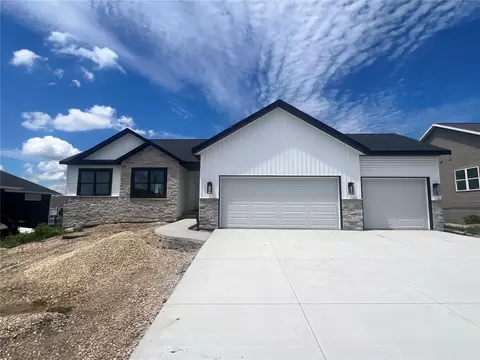 1435 Cardinal Dr, Fairfax, IA 52228