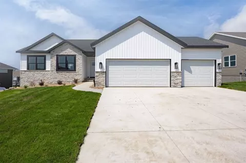 1435 Cardinal Dr, Fairfax, IA 52228