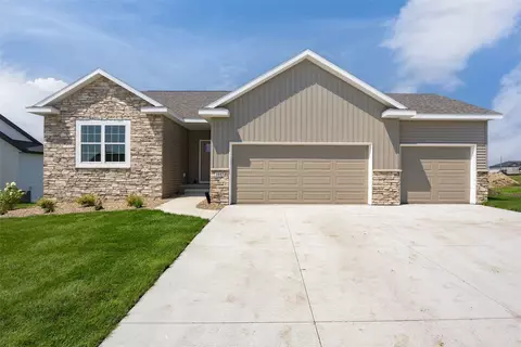 1443 Cardinal Dr, Fairfax, IA 52228
