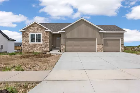 1443 Cardinal Dr, Fairfax, IA 52228
