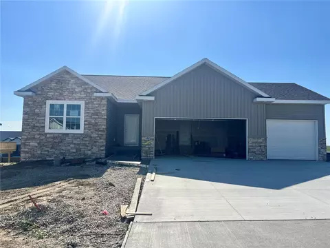 1443 Cardinal Dr, Fairfax, IA 52228