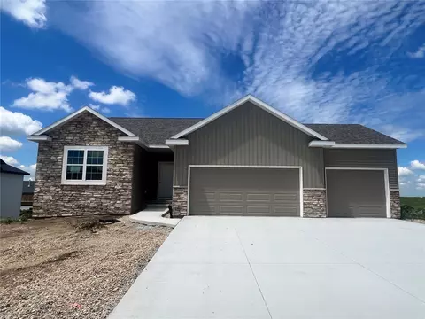 1443 Cardinal Dr, Fairfax, IA 52228