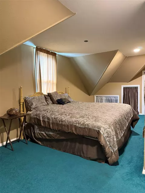 Bedroom - 614 E 4th St, Vinton, IA 52349 photo 8 of 12