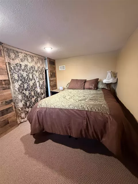 Bedroom - 614 E 4th St, Vinton, IA 52349 photo 11 of 12