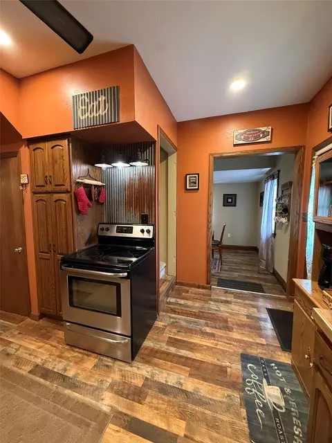 Kitchen - 614 E 4th St, Vinton, IA 52349 photo 7 of 8