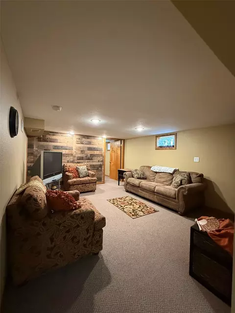 Living - 614 E 4th St, Vinton, IA 52349 photo 6 of 8