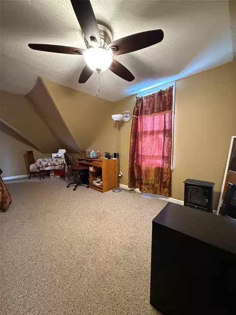 Bedroom - 614 E 4th St, Vinton, IA 52349 photo 4 of 12