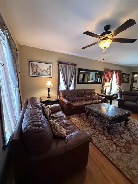 Living - 614 E 4th St, Vinton, IA 52349 photo 5 of 8