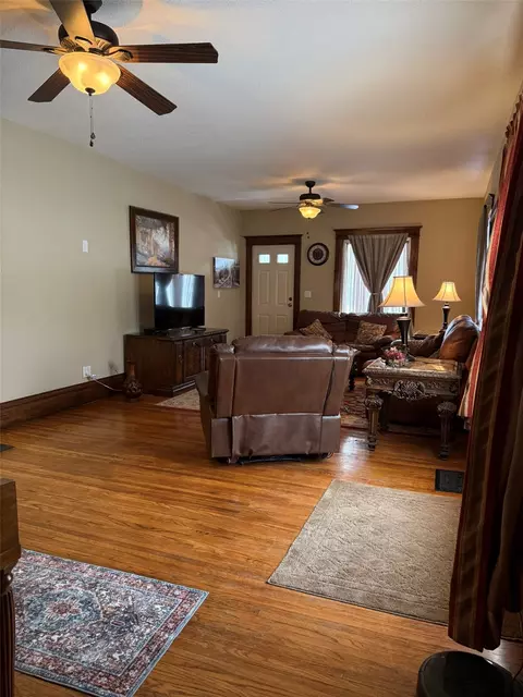 Living - 614 E 4th St, Vinton, IA 52349 photo 2 of 8