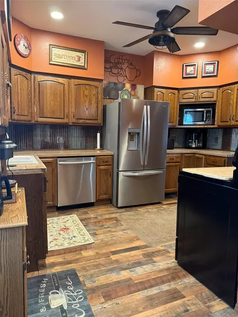 Kitchen - 614 E 4th St, Vinton, IA 52349 photo 2 of 8