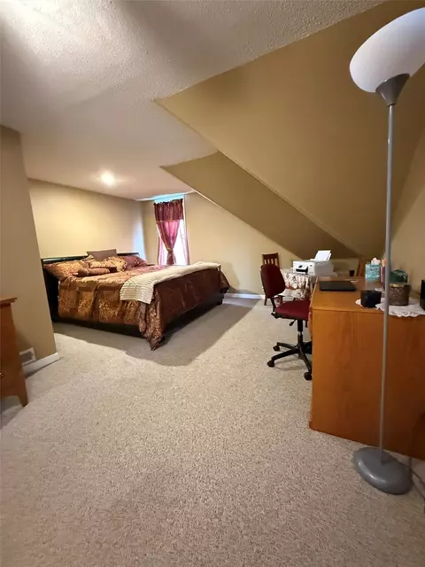Bedroom - 614 E 4th St, Vinton, IA 52349 photo 5 of 12