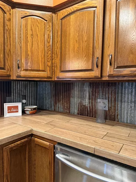 Kitchen - 614 E 4th St, Vinton, IA 52349 photo 4 of 8