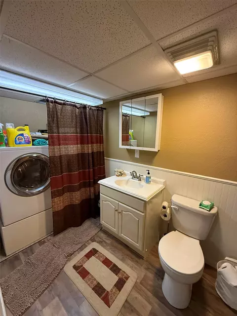 Bath - 614 E 4th St, Vinton, IA 52349 photo 4 of 4
