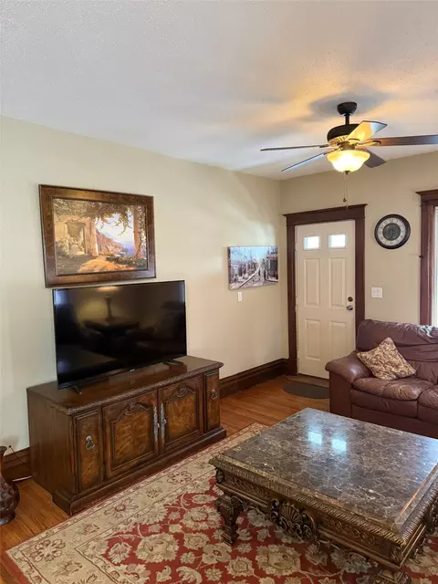 Living - 614 E 4th St, Vinton, IA 52349 photo 3 of 8