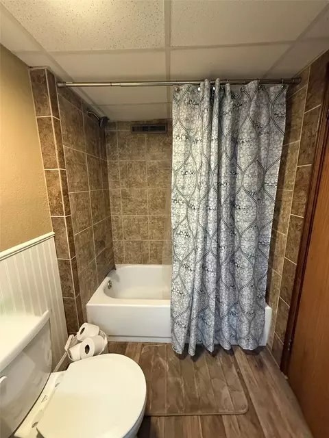 Bath - 614 E 4th St, Vinton, IA 52349 photo 3 of 4