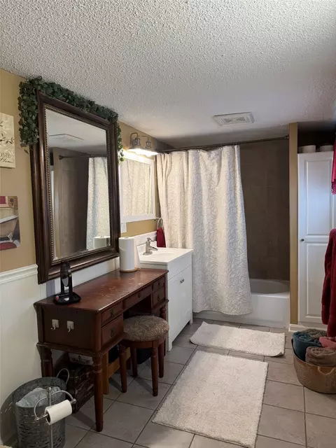 Bath - 614 E 4th St, Vinton, IA 52349 photo 1 of 4