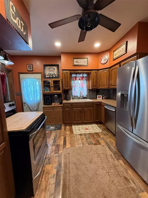 Kitchen - 614 E 4th St, Vinton, IA 52349 photo 3 of 8