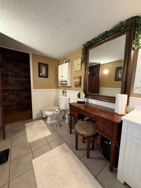 Bath - 614 E 4th St, Vinton, IA 52349 photo 2 of 4
