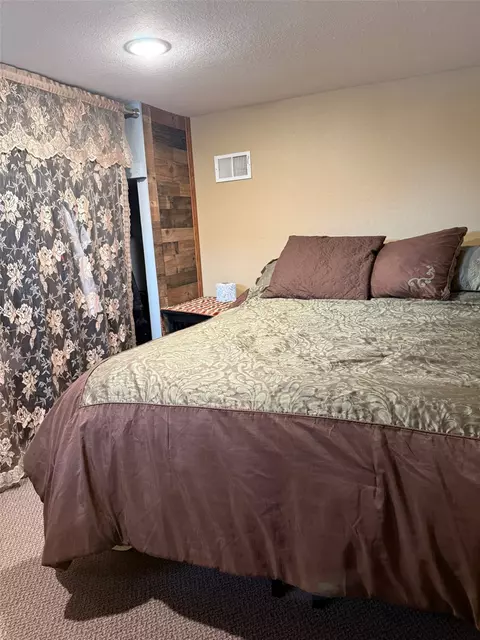 Bedroom - 614 E 4th St, Vinton, IA 52349 photo 12 of 12