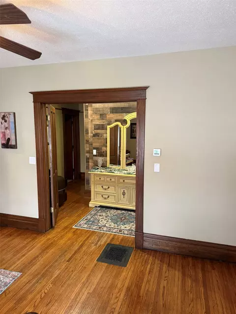Entry Way - 614 E 4th St, Vinton, IA 52349 photo 2 of 5