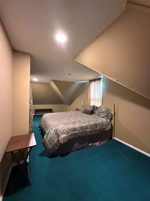 Bedroom - 614 E 4th St, Vinton, IA 52349 photo 9 of 12