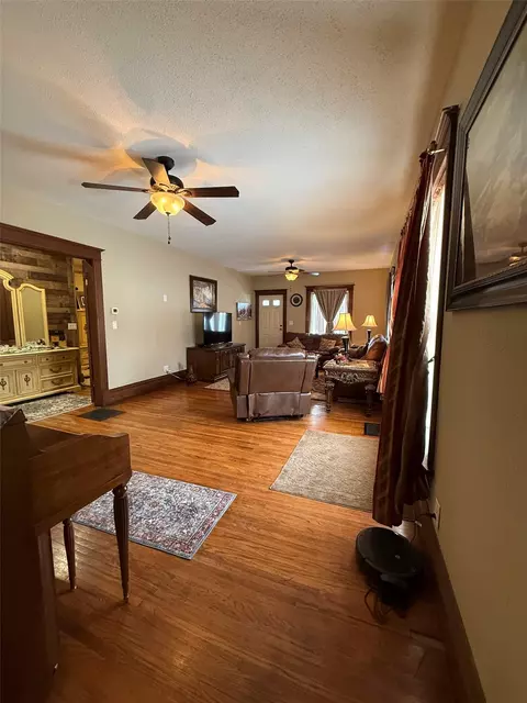 Living - 614 E 4th St, Vinton, IA 52349 photo 1 of 8