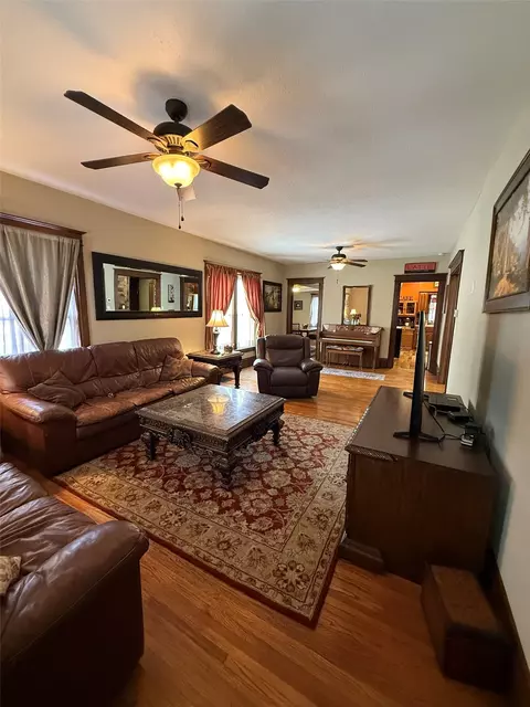 Living - 614 E 4th St, Vinton, IA 52349 photo 4 of 8